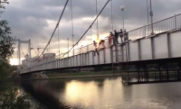 Подростки прыгают с моста
