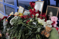 Люди приносят цветы и игрушки к Центру развития теннисного спорта, где последний раз выступали погибшие в ДТП дети