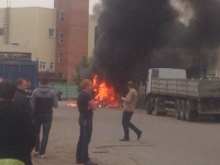 В результате двойного взрыва загорелся автобус