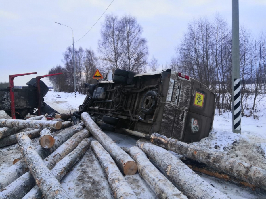 Примерно около. ДТП С автобусом в Ярославской области. ДТП С автобусом Ярославская область 2019 год. Авария автобуса с лесовозом на трассе 220км ХМАО.