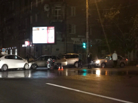 Мотоциклист врезался в протаранившие друг друга авто в центре города