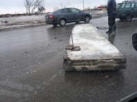 В центре города КАМАЗ потерял бетонную плиту