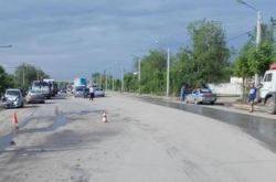  В Волжском лужа на дороге стала причиной «многоступенчатой» аварии 
