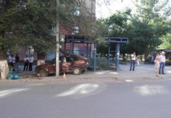 В Волгограде 18-летний водитель сбил мужчину на остановке и сбежал