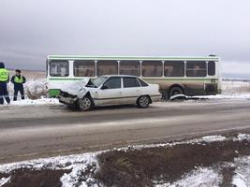 В Волгограде 20-летний водитель иномарки таранил пассажирский автобус