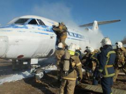 В Волгоградском аэропорту пожарные учились тушить самолет 