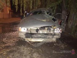 На юге Волгограда водитель без прав протаранил дерево