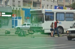В Волгограде пассажирский автобус снес светофор