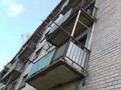 На севере Волгограда УК обязали отремонтировать 18 аварийных балконов