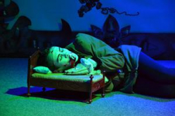 Волгоградский молодежный театр уложил людоеда в кукольную кроватку