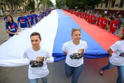 По центру Волгограда пронесли 40-метровый флаг России