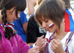 В стране проходит День российского флага