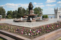 В Волгограде у фонтана «Искусство» высадили 3 тысячи петуний