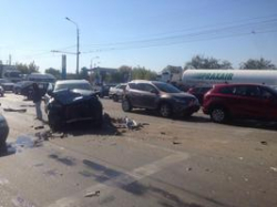 В Кировском районе Волгограда автоледи устроила массовое ДТП