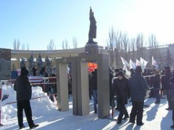 А в Волгограде и митингующих,  и пикетирующих одновременно слушал товарищ Ленин