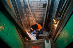 В Волгограде начались работы по замене лифтового оборудования