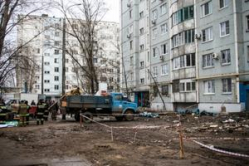 В Волгограде спасатели помогают вывозить вещи жильцам разрушенного дома