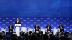 Медведев пообещал новые сокращения чиновников в России