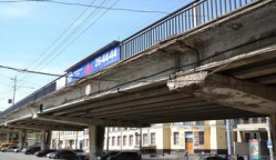 Пешеходов на волгоградских мостах обещают  защитить хотя бы от брызг