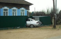 В Волгоградской области водитель ВАЗ снес забор