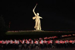 В Волгограде ночной Мамаев Курган озарился светом тысяч свечей