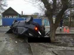 В Волгоградской области водитель BMW столкнулся с машиной, наехал на телефонную опору и дерево