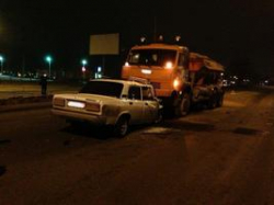 В Волгограде подметально-уборочный КАМАЗ врезался в «семерку»: двое пострадавших