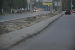 В Волгограде тротуарная плитка укладывается по центру проезжей части 