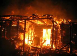 На юге Волгограда ночью сгорели коттедж и автомобиль
