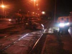 В Волгограде «БМВ» опрокинуло на трамвайные рельсы: один погибший, двое в тяжелом состоянии 