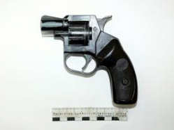  В Волгограде мужчина продал пистолет полицейскому за 1000 рублей