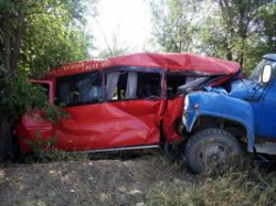 Под Волгоградом грузовик таранил остановившийся автобус с детьми: пострадали три малыша