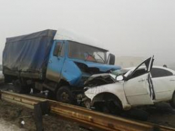 В Волгограде грузовик смял китайскую легковушку В Волгограде грузовик смял китайскую легковушку