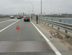 Велосипедиста сбили насмерть на «танцующем» мосту