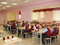 Школьников под Волгоградом кормили сомнительными сосисками