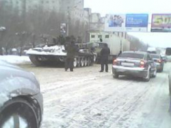 На волгоградские улицы вышла армейская и полицейская спецтехника