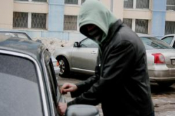 В Волгограде из авто вытащили 500 тысяч на глазах у водителя