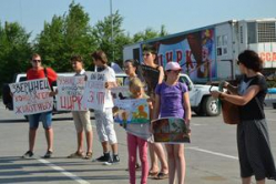 Волгоградские зоозащитники провели митинг против передвижных зверинцев