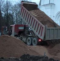 Под Волгоградом водитель «КАМАЗа» засыпал песком ребенка