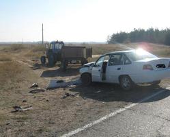 В Волгоградской области трактор не уступил дорогу иномарке
