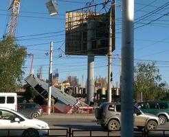 В Волгограде 12-тонная рекламная конструкция едва не задавила прохожих