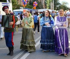 С Днем города волгоградцев поздравят «Парк Горького» и «Уездный город»