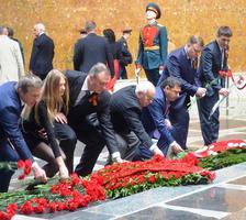 День Победы в Волгограде начался с возложения венков и цветов на Мамаевом кургане День Победы в Волгограде начался с возложения венков и цветов на Мамаевом кургане
