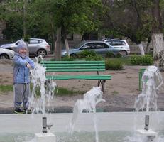 В Ворошиловском районе Волгограда спустя 20 лет запустили фонтан