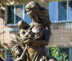 В Волгоградской области многодетным матерям поставили памятник, а они все голодают