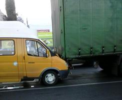 В Волгограде в столкновении грузовика и маршрутки пострадали два человека