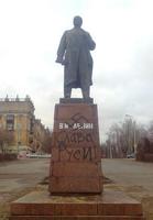 В Волгограде на памятнике Ленину нарисовали свастику